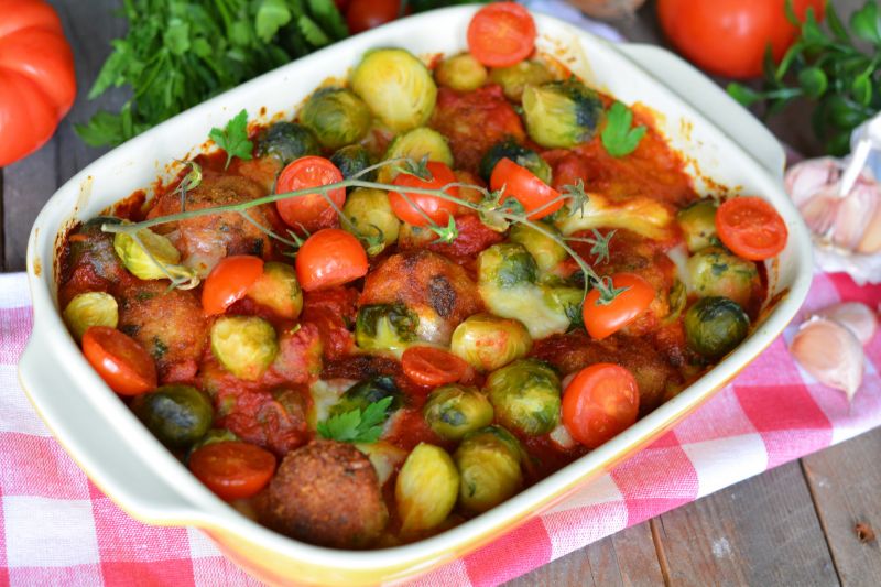 Zapiekana brukselka z pulpecikami w sosie pomidoro Zapiekana brukselka z pulpecikami w sosie pomidoro