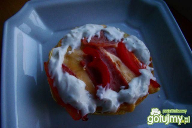 Zapiekana bułeczka z salami i sosem 