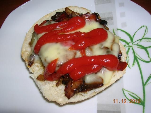 zapiekana bułka z pikantnym  farszem