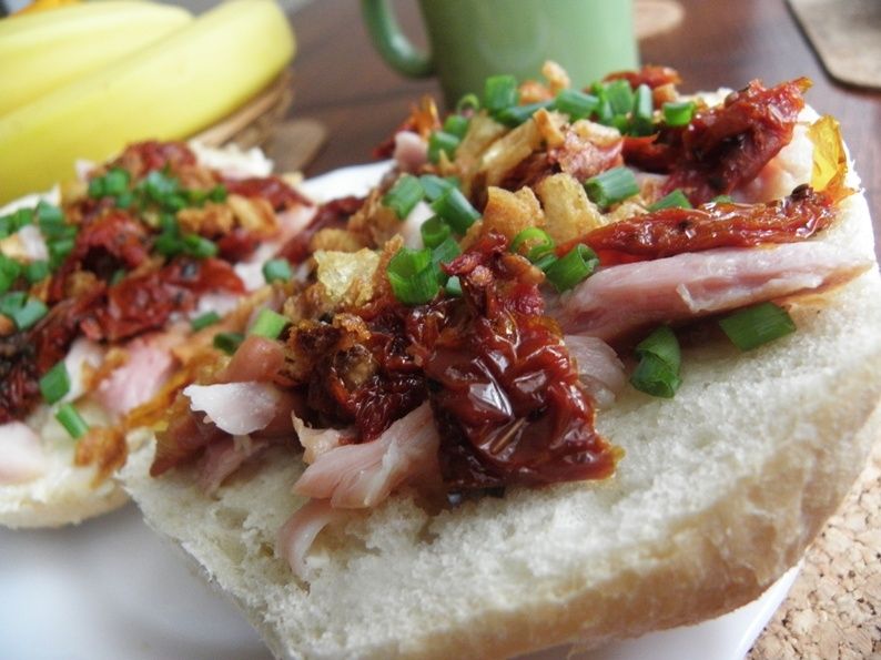 Zapiekana bułka z wędzonym kurczakiem