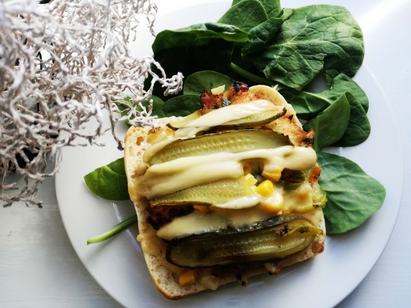 Zapiekana bułka ze schabem