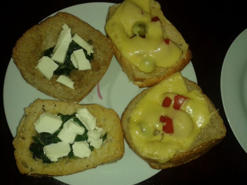 Zapiekana bułka ze szpinakiem i fetą bdb