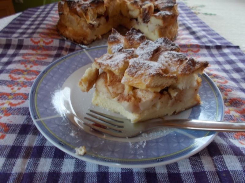 Zapiekana chałka z jabłkami i cynamonem