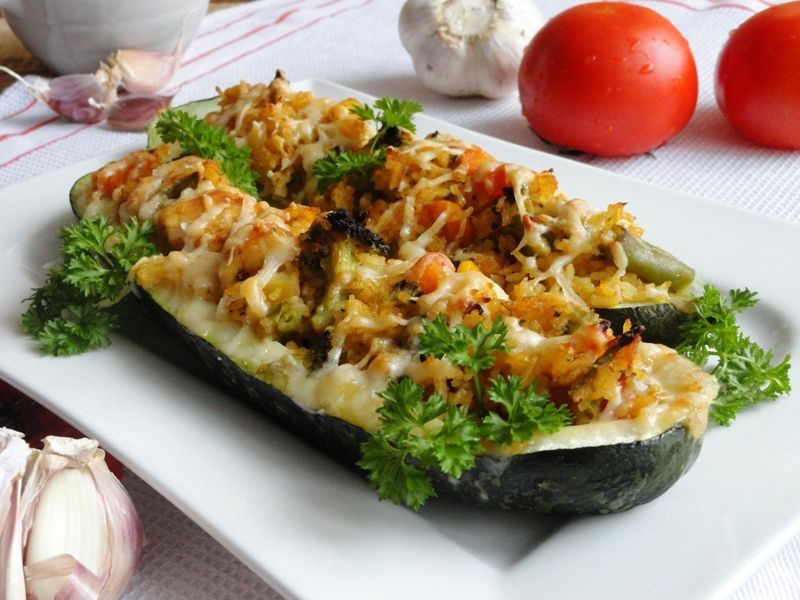 Zapiekana cukinia z kurczakiem i warzywami