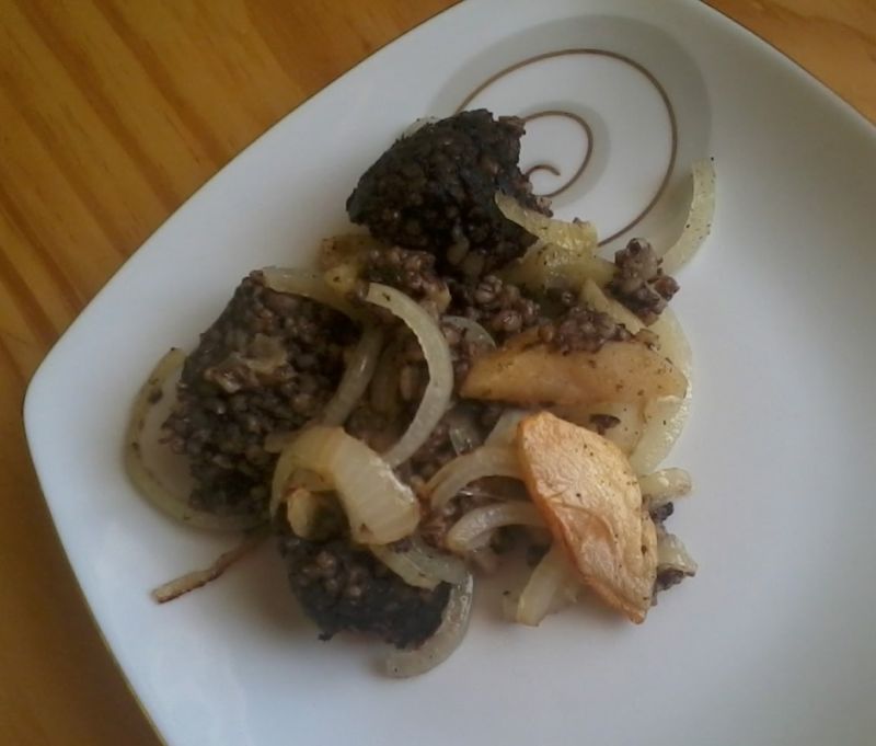 Zapiekana kaszanka z jabłkiem i cebulką