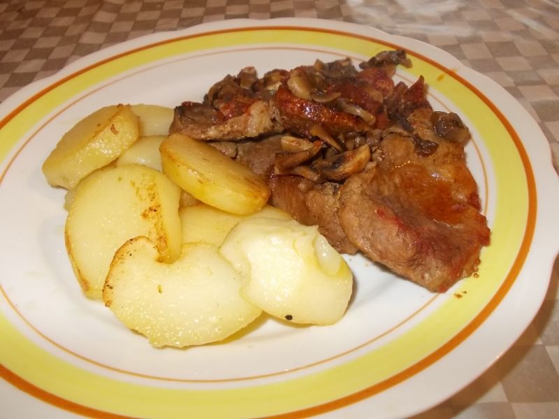 Zapiekana łopatka z maślanymi ziemniakami 