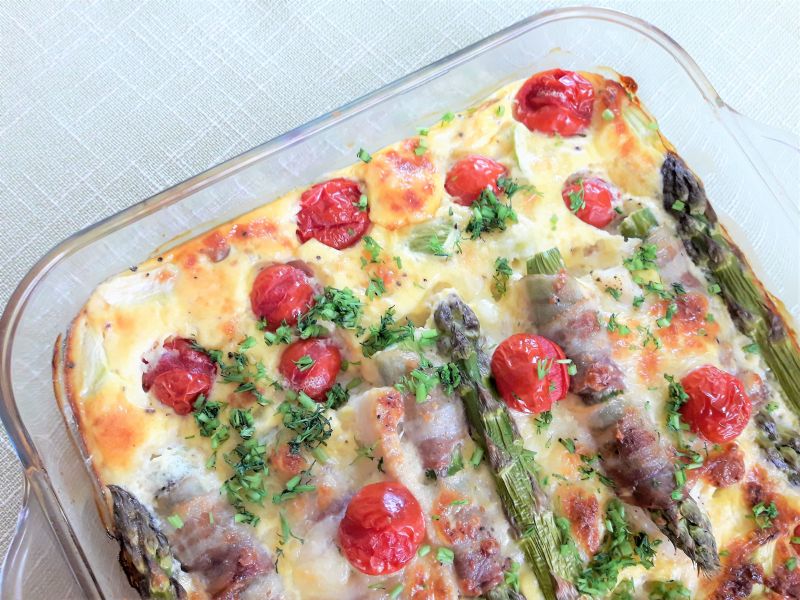 Zapiekana miruna z zielonymi szparagami Zapiekana miruna z zielonymi szparagami