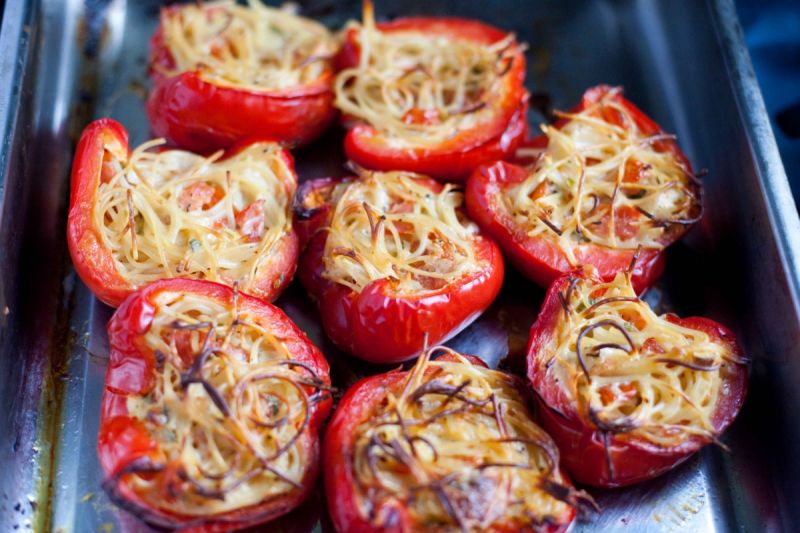 Zapiekana papryka ze spaghetti w serowym sosie Zapiekana papryka ze spaghetti w serowym sosie