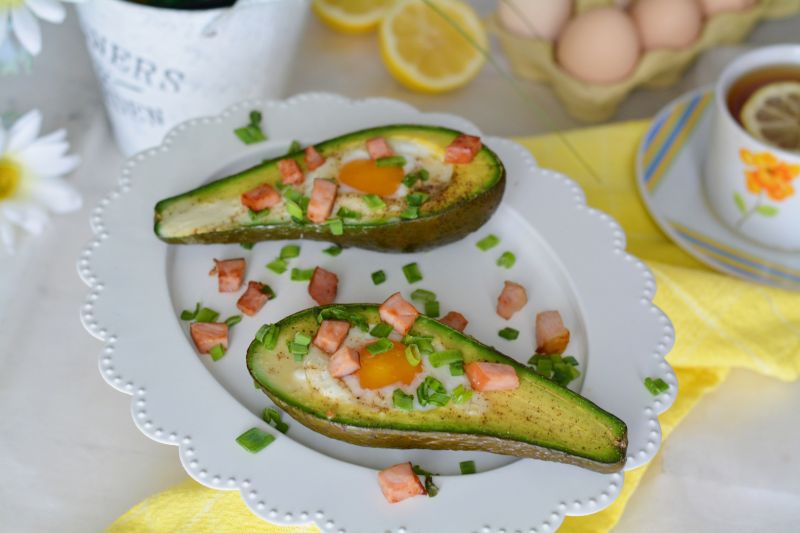 Zapiekane awokado z jajkiem i szynką 