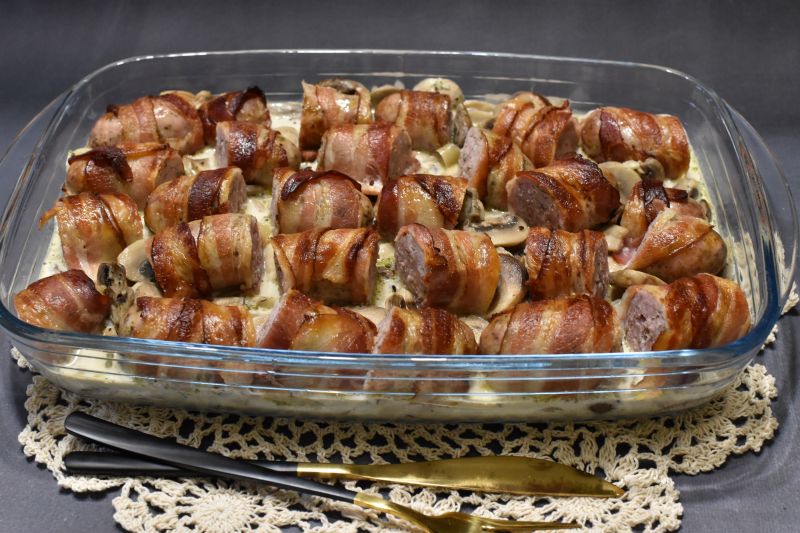 Zapiekane białe kiełbaski z pieczarkami