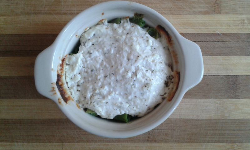 Zapiekane brokuły i zielona fasolka z twarogiem 