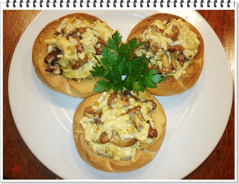 Zapiekane bułeczki Eli z jajecznicą z kurkami