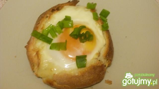 Zapiekane bułeczki z jajkiem
