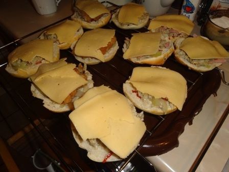 Zapiekane bułeczki z serem i pieczarkami