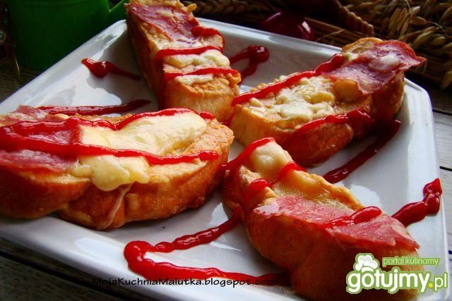 Zapiekane bułeczki z serem żółtym i sala