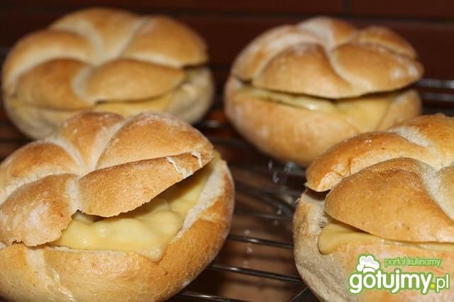 Zapiekane bułki nadziewane pieczarkami
