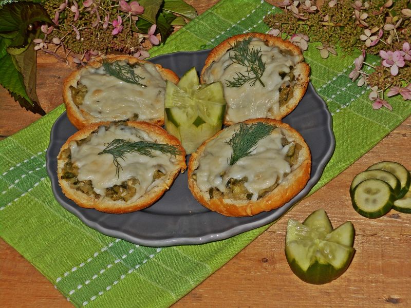 Zapiekane bułki z ogórkiem i kozim serem 