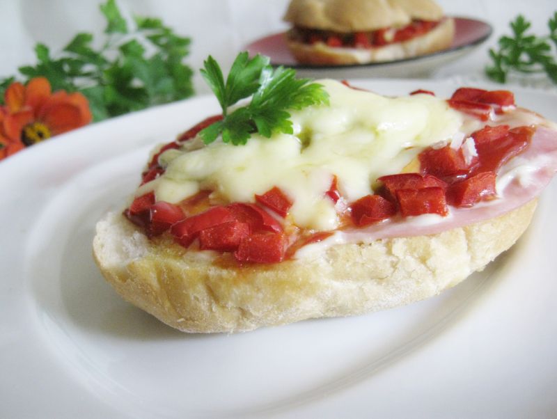 Zapiekane bułki z papryką Zapiekane bułki z papryką