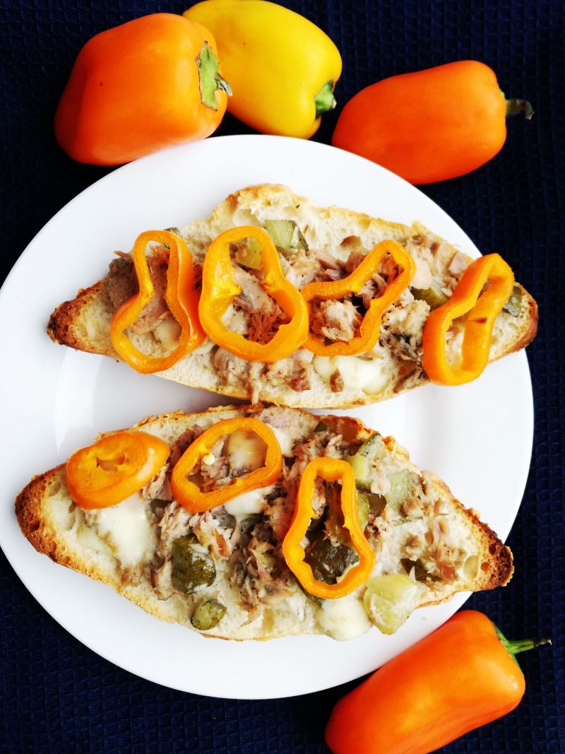 Zapiekane bułki z tuńczykiem