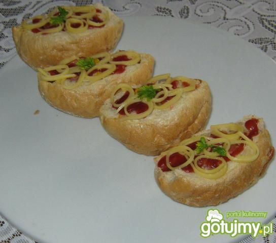 Zapiekane bułkowe łódeczki Zapiekane bułkowe łódeczki