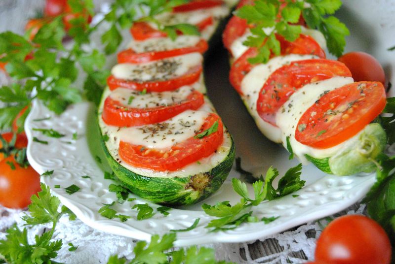 Zapiekane caprese w cukinii Zapiekane caprese w cukinii