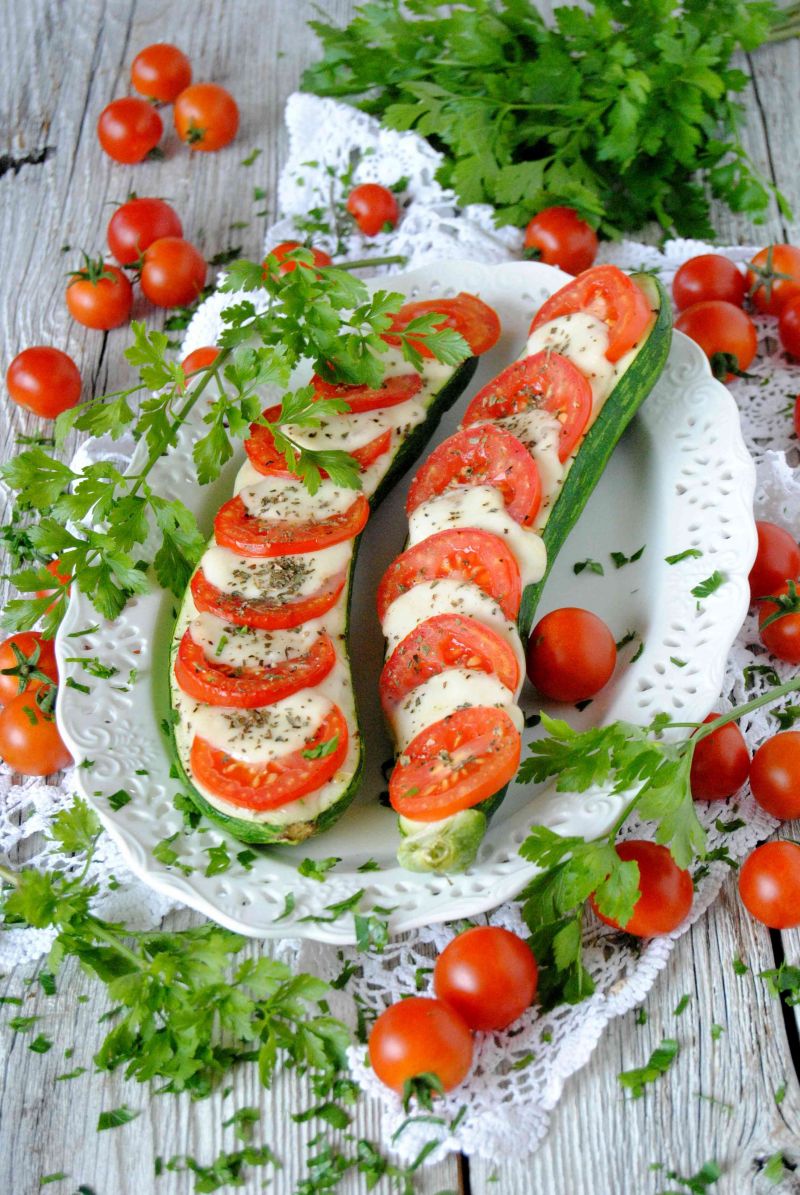 Zapiekane caprese w cukinii Zapiekane caprese w cukinii