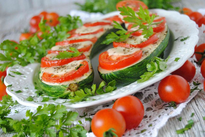 Zapiekane caprese w cukinii Zapiekane caprese w cukinii