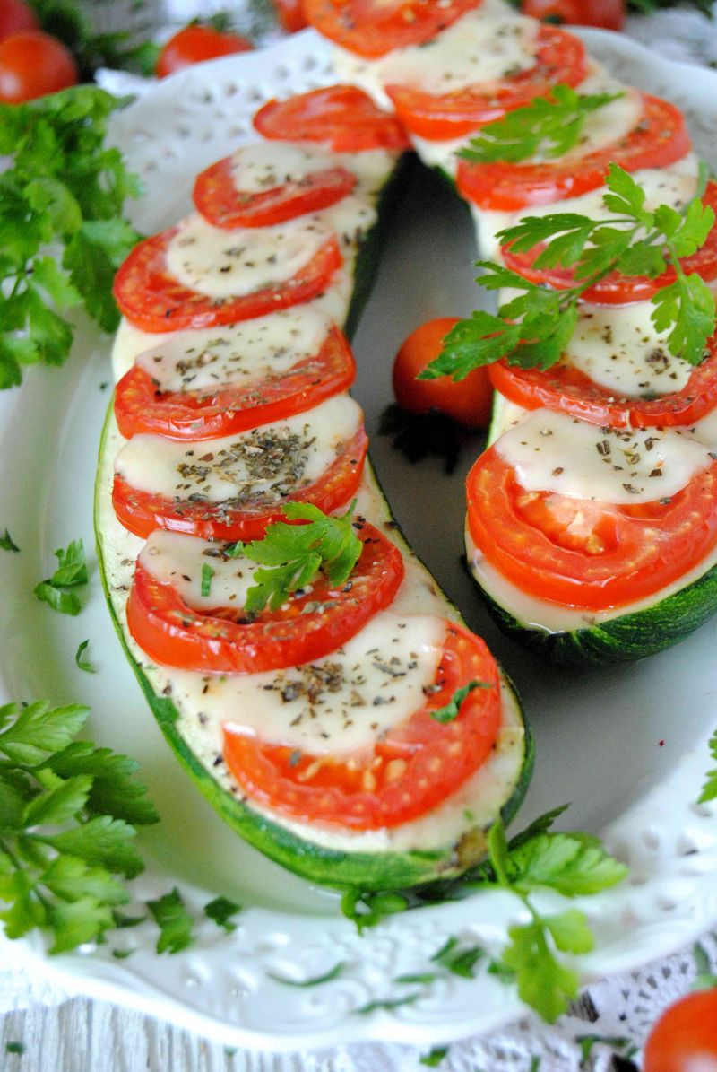 Zapiekane caprese w cukinii Zapiekane caprese w cukinii