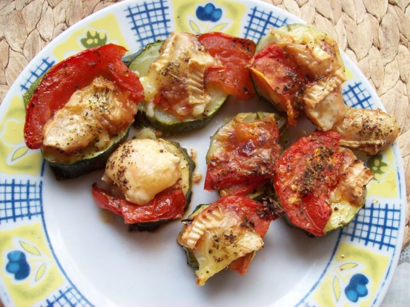 Zapiekane cukinie z serem i pomidorami  Zapiekane cukinie z serem i pomidorami