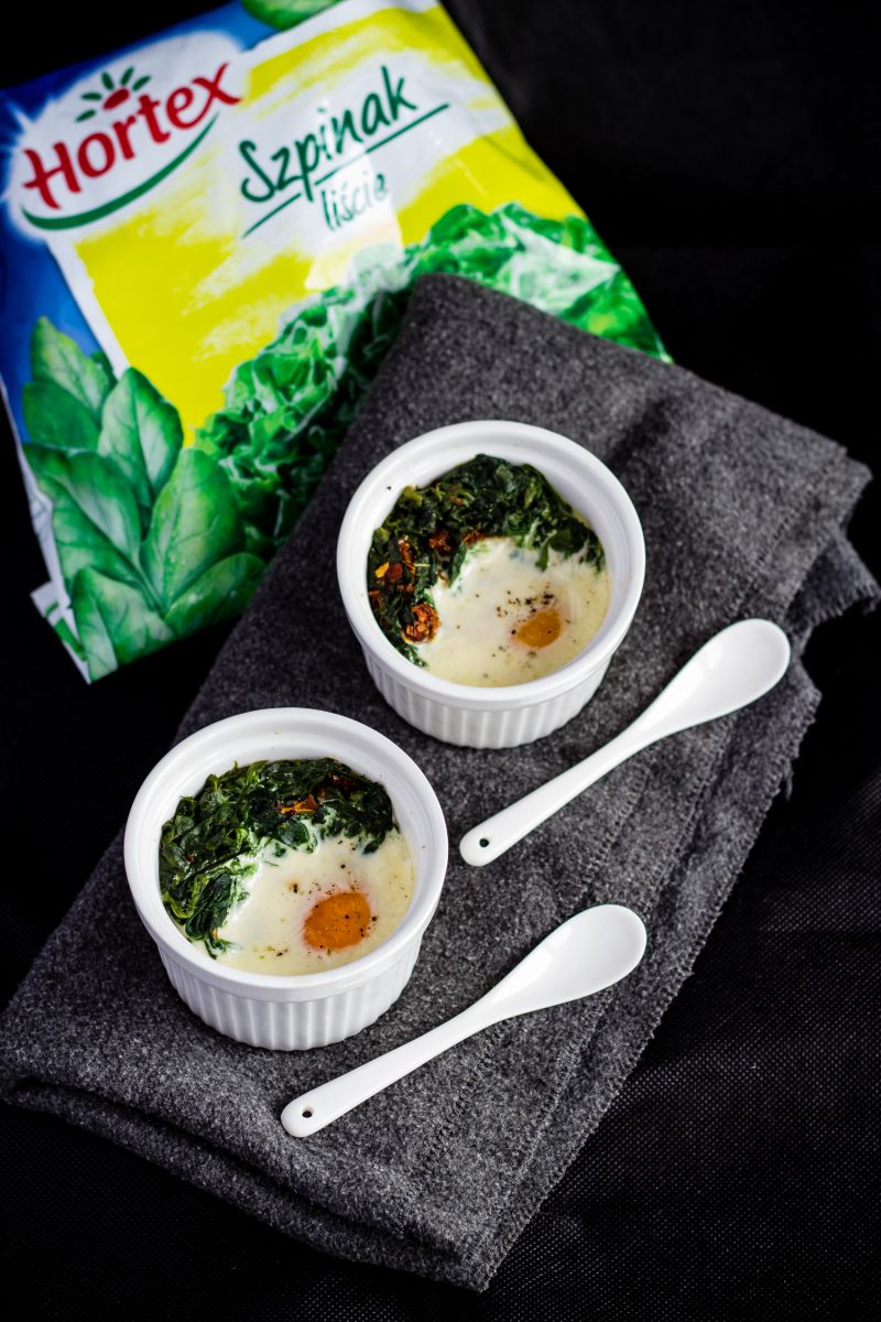 Zapiekane jajka ze szpinakiem (Oeufs cocotte) Zapiekane jajka ze szpinakiem (Oeufs cocotte)