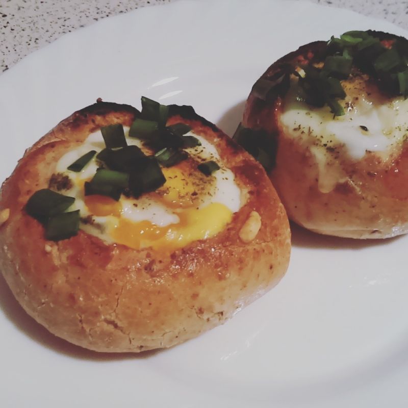 zapiekane kajzerki z farszem i jajkiem