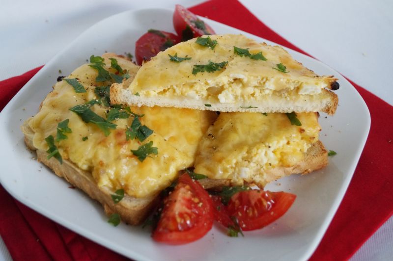 Zapiekane kanapki z jajkiem i cebulą