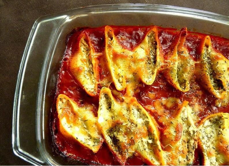 Zapiekane muszle ze szpinakiem i trzema serami