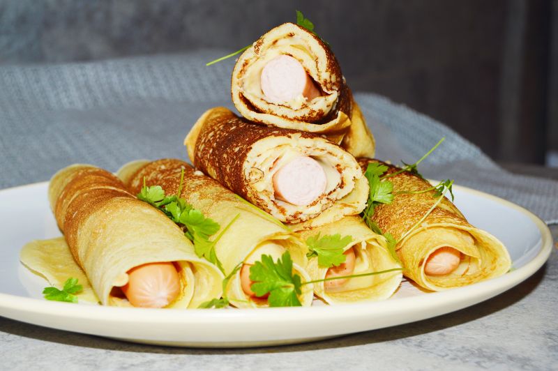 Zapiekane naleśniki z parówkami z serem