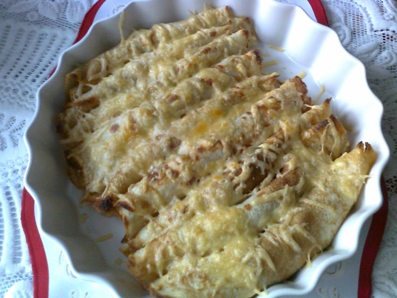 Zapiekane naleśniki z serem i pieczarkami