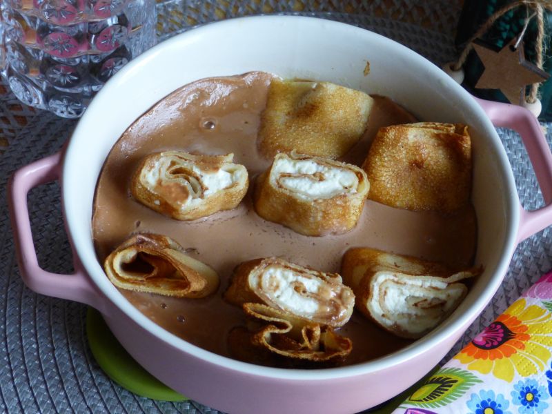 Zapiekane naleśniki z sosem czekoladowym