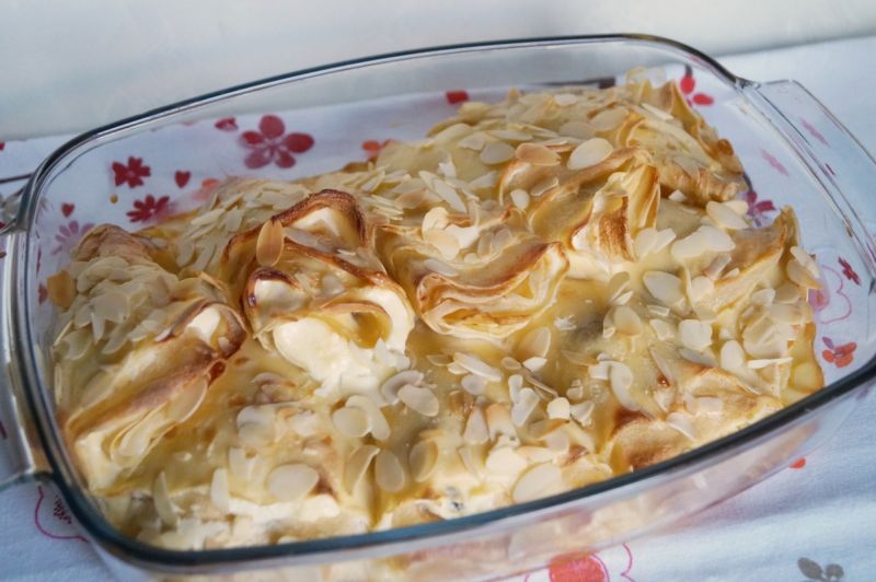 Zapiekane naleśniki z twarożkiem i migdałami