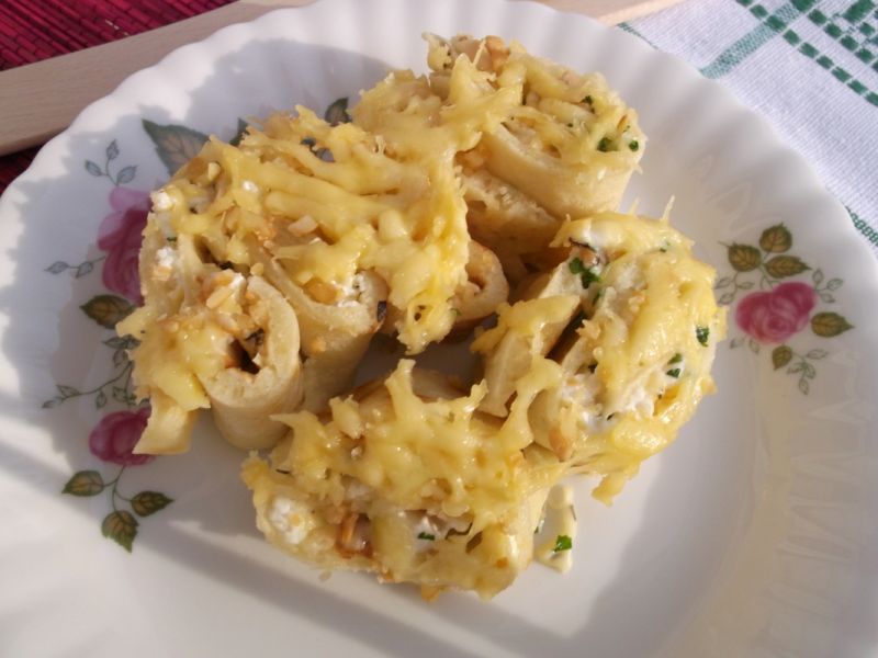 Zapiekane naleśnikowe roladki z serem i orzeszkami
