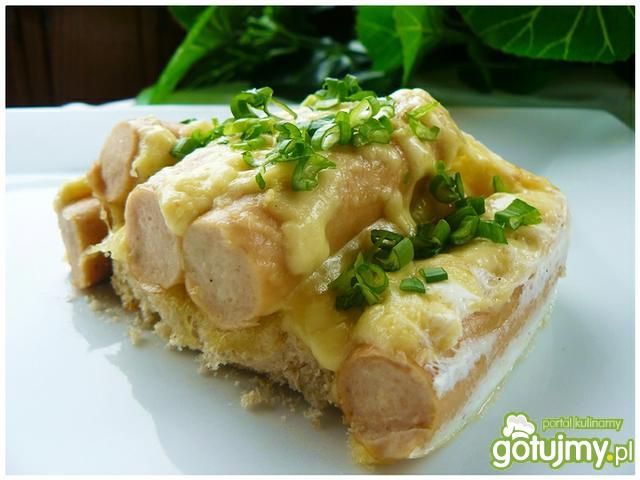 Zapiekane parówki na tostach pod serem  Zapiekane parówki na tostach pod serem