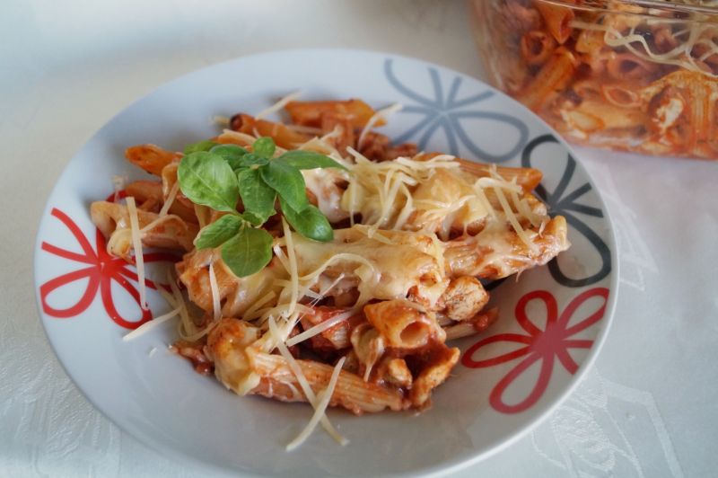 Zapiekane pomidorowe penne z kurczakiem Zapiekane pomidorowe penne z kurczakiem
