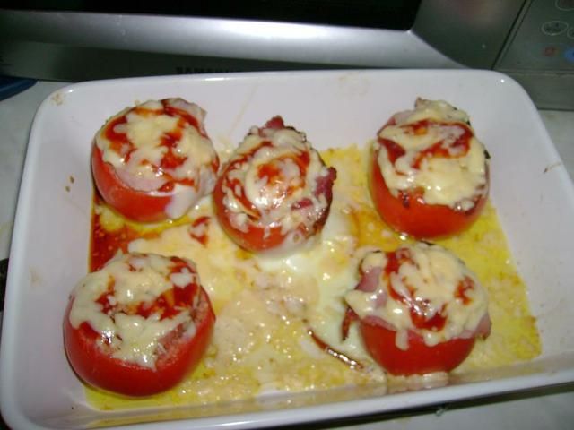 Zapiekane pomidory z jajkiem i szynką...
