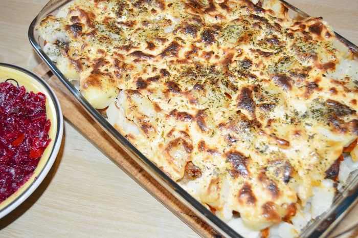 Zapiekane pulpety z ziemniakami i sosem pomidorowy