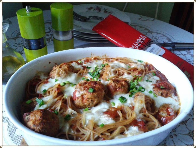 Zapiekane spaghetti z klopsikami  Zapiekane spaghetti z klopsikami