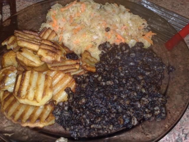 Zapiekane Ziemniaki z Kaszanką i Surówką