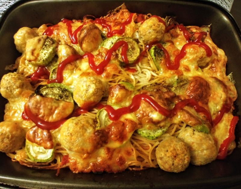 Zapiekanka a'la spaghetti z pulpecikami Zapiekanka a'la spaghetti z pulpecikami