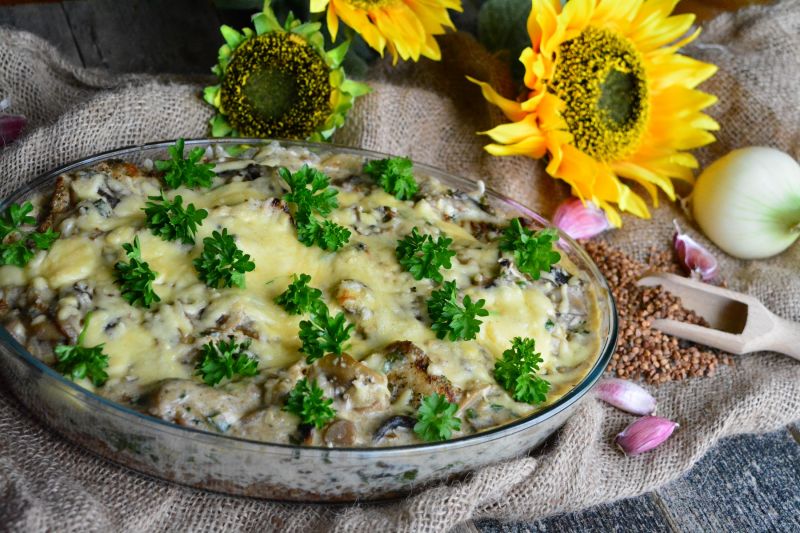 Zapiekanka gryczana z mięsem i sosem pieczarkowym