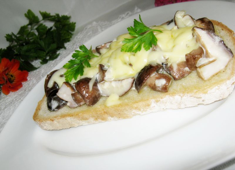 Zapiekanka grzybowa na chlebie Zapiekanka grzybowa na chlebie