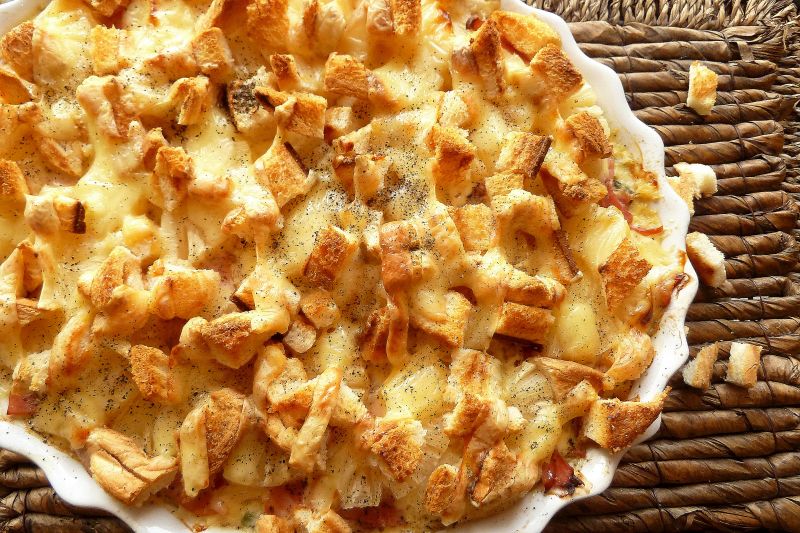 Zapiekanka hawajska z ananasem, szynką i grzankami