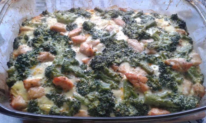 Zapiekanka jajeczna z brokułem i kurczakiem