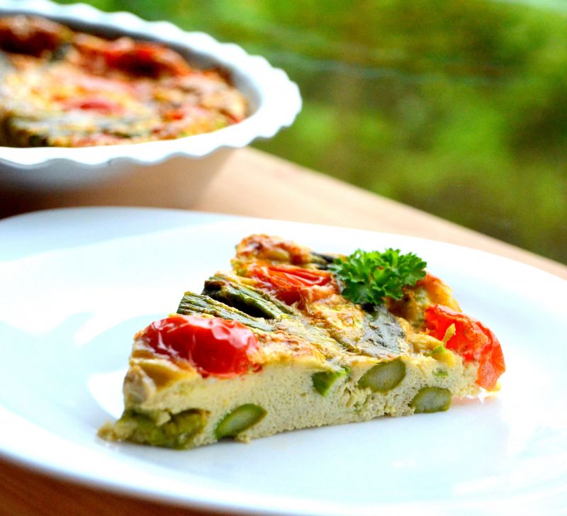 Zapiekanka jajeczna ze szparagami i pomidorkami Zapiekanka jajeczna ze szparagami i pomidorkami